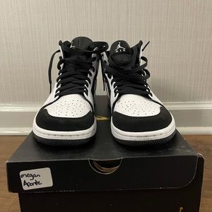 Air Jordan 1 Mid Tuxedo - 9.5